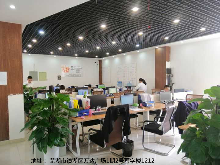 地址：芜湖市镜湖区万达广场1期2号写字楼1212 tell:①⑧⑥⑤⑤③⑥③⑥⑧⑨ 陈颖（18655363689-13275533817） 官网:http://www.whbzcsgs.com/ 1.建筑业资质，总包12项，专包36项 （建筑，市政，机电，公路，水利，通信，钢结构，电力，环保，机电安装，地基，消防，装饰装修，钢结构，电子智能化，幕墙，城市及道路照明，地基基础，模板脚手架，劳务等） 2.资质维护托管； 3.安全生产许可证新办延期； 4.资质变更；增项，升级。 5.资质转让； 6.办理三类人员过期延期； 7.建委特种工办理 申报建筑劳务资质，必须配置相关的人员，包括技术负责人、技工和九大员等。 （1）技术负责人：1名，2万左右。 （2）技术工人：50名，3万左右（600/人）。 （3）九大员：5名，1万左右（2000/人）。 总之，企业人员费用，必须重视，建筑施工人员社保费也是由资质代办公司代为办理的。为施工人员办理半年或者一年的社会保险。每个申报人员都要购买社保，合计4万左右（800/人）。91资质管家小编提醒大家，现在社保查得越来越严了，如果要办得尽快了。时间对这样的朋友来说，简直太重要了，不允许有半点的拖沓，否则，将损失更多。 